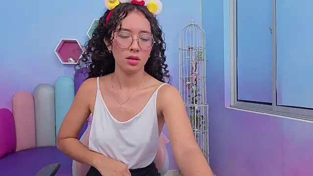 Snapshot of Sasha-Monroe chatting on 12.15.25 Sasha-Monroe online show from 12.15.25