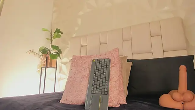 Snapshot of EmilyAllen_1 chatting on 02.14.26 EmilyAllen 1 online show from 02.14.26