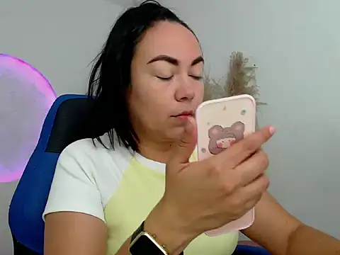 Snapshot of Yadis_hot chatting on 11.15.25 Yadis hot online show from 11.15.25