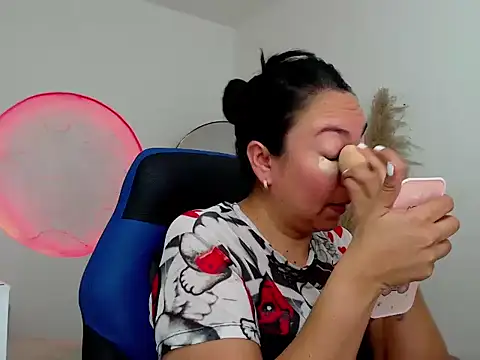 Snapshot of Yadis_hot chatting on 11.18.25 Yadis hot online show from 11.18.25