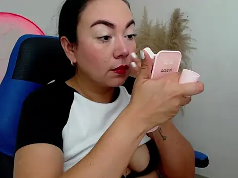 Snapshot of Yadis_hot chatting on 11.21.25 Yadis hot online show from 11.21.25