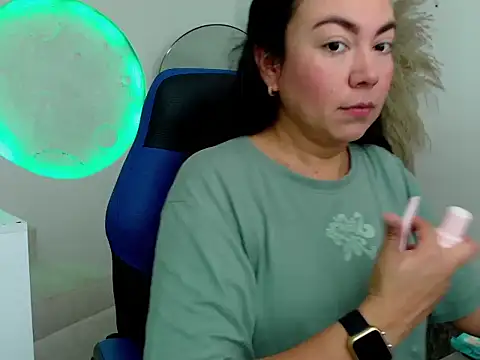 Snapshot of Yadis_hot chatting on 12.15.25 Yadis hot online show from 12.15.25