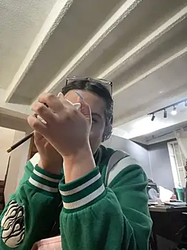 Snapshot of Kloe_Novoa chatting on 11.18.25 Kloe Novoa online show from 11.18.25