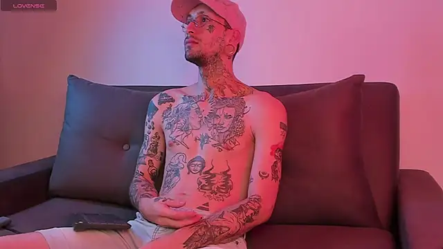 Snapshot of TokyoHatsumoto chatting on 10.28.25 TokyoHatsumoto online show from 10.28.25