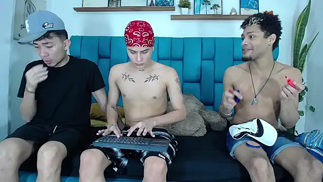 Hot Boys Latinos X online show from 04.16.26