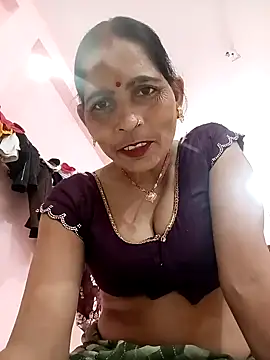 Snapshot of Indiangueen chatting on 10.28.25 Indiangueen online show from 10.28.25