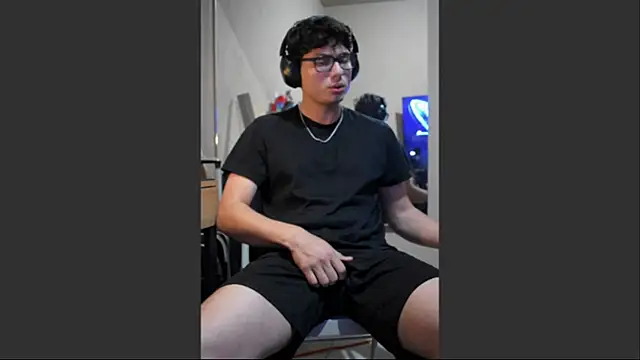 Snapshot of Ais_B10 chatting on 11.14.25 Ais B10 online show from 11.14.25