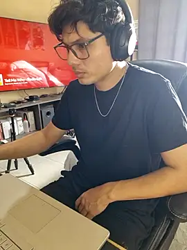 Snapshot of Ais_B10 chatting on 11.23.25 Ais B10 online show from 11.23.25