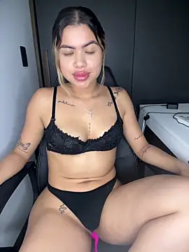 Snapshot of Alanna-foxx chatting on 11.14.25 Alanna-foxx online show from 11.14.25