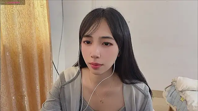 Snapshot of by-Hannah chatting on 11.07.25 by-Hannah online show from 11.07.25