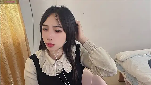 Snapshot of by-Hannah chatting on 11.12.25 by-Hannah online show from 11.12.25