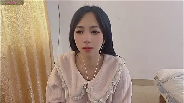 Snapshot of by-Hannah chatting on 11.13.25 by-Hannah online show from 11.13.25