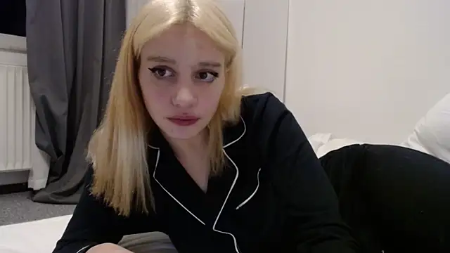 Snapshot of bellefleurrr chatting on 12.15.25 bellefleurrr online show from 12.15.25