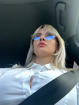 Snapshot of blondegirlx chatting on 10.28.25 blondegirlx online show from 10.28.25