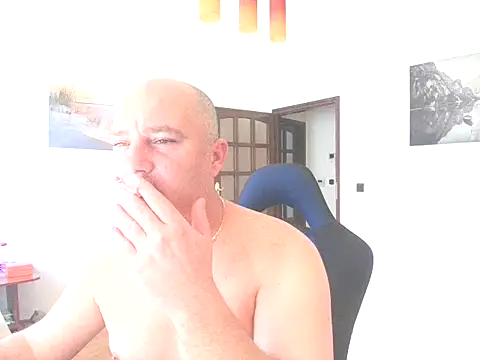 Snapshot of HunMike chatting on 11.23.25 HunMike online show from 11.23.25