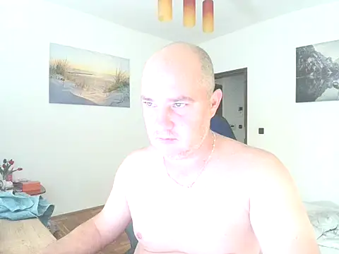 Snapshot of HunMike chatting on 11.25.25 HunMike online show from 11.25.25