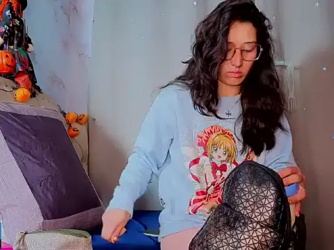 Snapshot of eva_delight_ chatting on 10.29.25 eva delight online show from 10.29.25