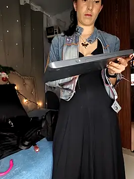 Snapshot of eva_delight_ chatting on 12.16.25 eva delight online show from 12.16.25