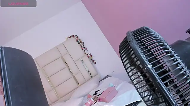 Snapshot of Maxxine_VX chatting on 11.22.25 Maxxine VX online show from 11.22.25