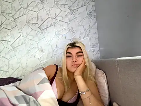 rosie-hipstergal online show from 11.18.25