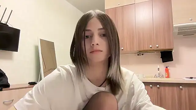 Snapshot of AidaGloshen chatting on 10.30.25 AidaGloshen online show from 10.30.25