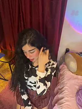 Snapshot of wetbyAlice chatting on 04.18.26 wetbyAlice online show from 04.18.26
