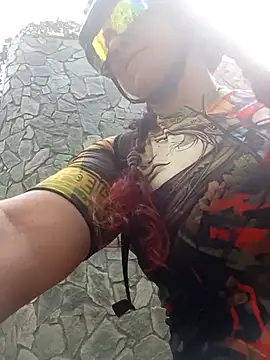 Snapshot of LAPOTRA_04 chatting on 12.18.25 LAPOTRA 04 online show from 12.18.25