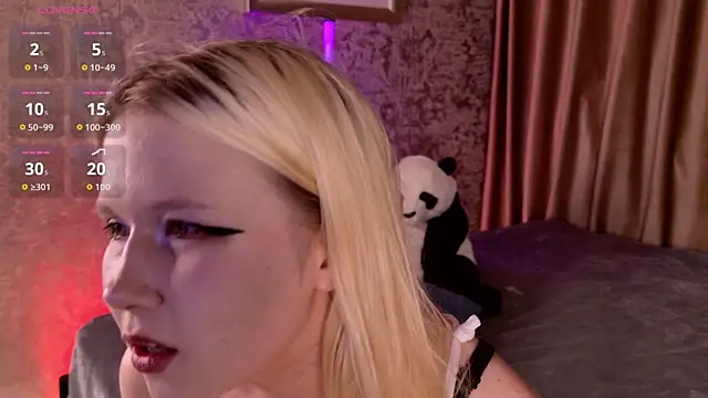 Snapshot of VivieSunn chatting on 06.21.26 VivieSunn online show from 06.21.26