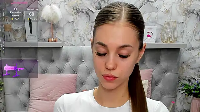 Snapshot of CandysSweet chatting on 11.18.25 CandysSweet online show from 11.18.25