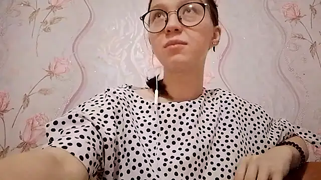 Snapshot of SalenaAhnell chatting on 10.28.25 SalenaAhnell online show from 10.28.25