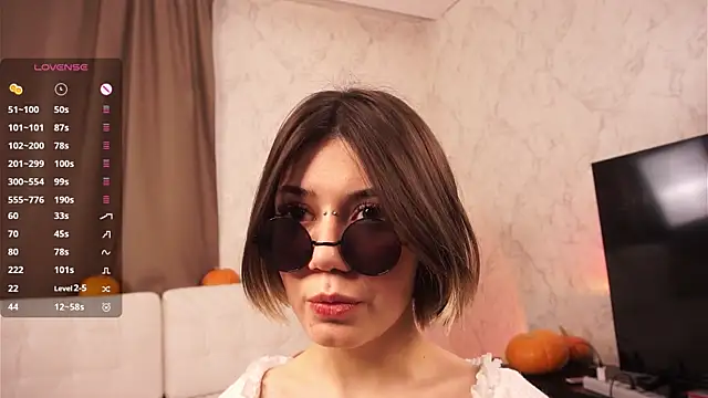 Snapshot of KatelinGueth chatting on 10.29.25 KatelinGueth online show from 10.29.25