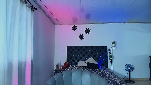 Snapshot of GiannaRoberts chatting on 11.04.25 GiannaRoberts online show from 11.04.25