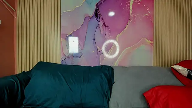 Snapshot of NhoanBrunette chatting on 11.25.25 NhoanBrunette online show from 11.25.25