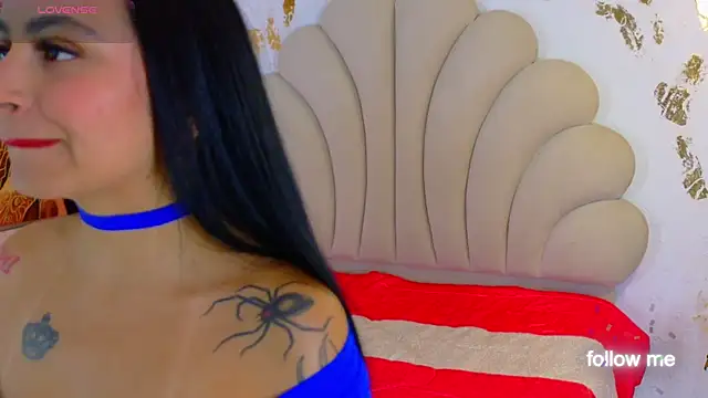 Snapshot of HellemMonet chatting on 12.04.25 HellemMonet online show from 12.04.25