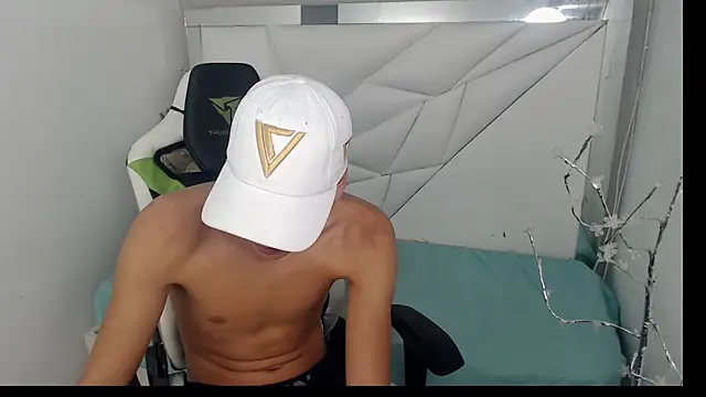 Snapshot of Cash_G_ chatting on 11.14.25 Cash G online show from 11.14.25