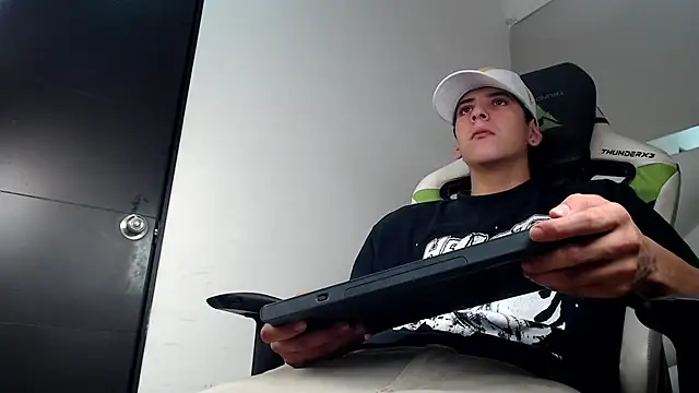 Snapshot of Cash_G_ chatting on 11.21.25 Cash G online show from 11.21.25