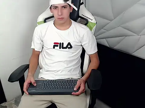 Snapshot of Cash_G_ chatting on 11.22.25 Cash G online show from 11.22.25