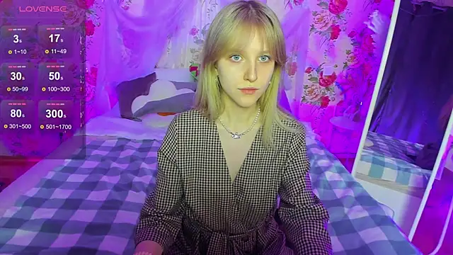 Snapshot of KissChristie__ chatting on 11.12.25 KissChristie online show from 11.12.25