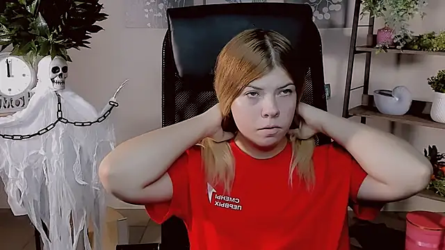 Snapshot of EvaDarc chatting on 10.29.25 EvaDarc online show from 10.29.25