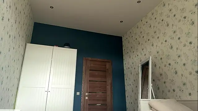 Snapshot of EastLuna chatting on 10.28.25 EastLuna online show from 10.28.25