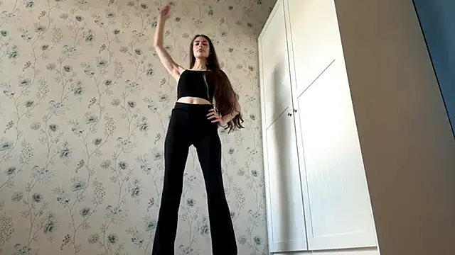 Snapshot of EastLuna chatting on 10.29.25 EastLuna online show from 10.29.25