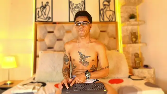 Snapshot of Andrew_Haalls chatting on 11.13.25 Andrew Haalls online show from 11.13.25