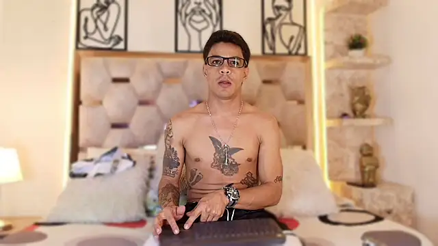 Snapshot of Andrew_Haalls chatting on 11.15.25 Andrew Haalls online show from 11.15.25