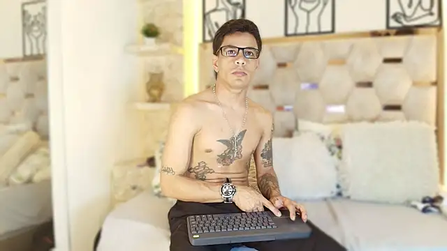 Snapshot of Andrew_Haalls chatting on 11.26.25 Andrew Haalls online show from 11.26.25