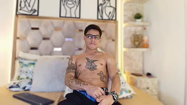 Snapshot of Andrew_Haalls chatting on 11.29.25 Andrew Haalls online show from 11.29.25