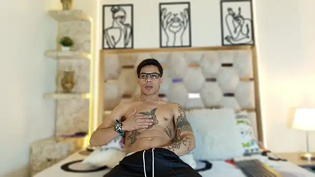 Snapshot of Andrew_Haalls chatting on 11.30.25 Andrew Haalls online show from 11.30.25