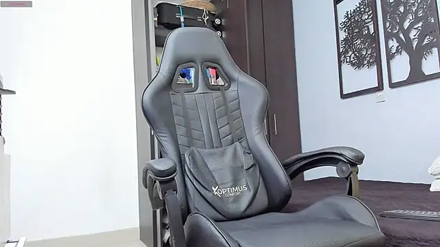 Snapshot of aron-bulgarelli chatting on 12.13.25 aron-bulgarelli online show from 12.13.25