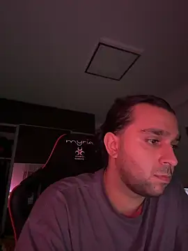 Snapshot of NNichox chatting on 10.30.25 NNichox online show from 10.30.25