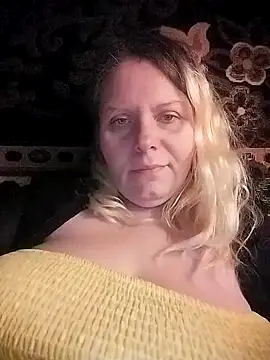 Snapshot of Lana-murr chatting on 12.17.25 Lana-murr online show from 12.17.25