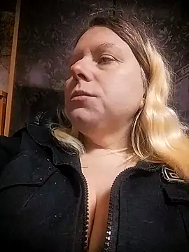 Snapshot of Lana-murr chatting on 12.19.25 Lana-murr online show from 12.19.25